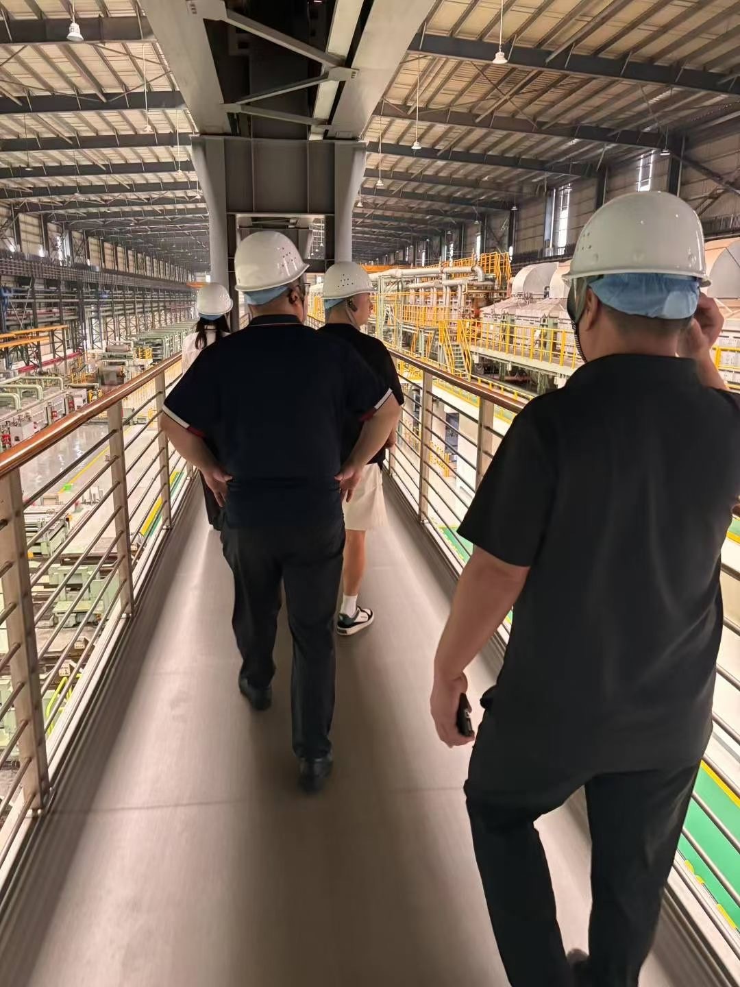 Laatste bedrijfsblogs De baas van Sylaith speciaal staal bezocht de frontlinie om de productkwaliteit streng te superviseren en te inspecteren.  