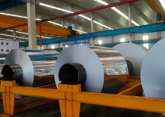 6061-0 5182 8011 de Roldocument 11 12 van de Voedselaluminiumfolie 30 35 38 Micron Jumbobroodje